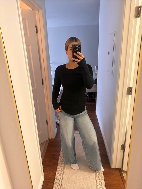 lululemon athletica Sweaters - EUC Lululemon Black Long-Sleeve Women's Sweater - Classic Crewneck